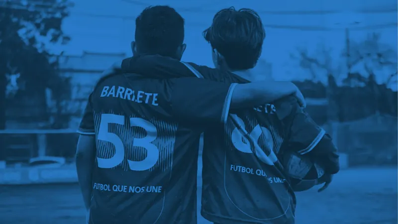 Dos chicos de la Academia con la pelota