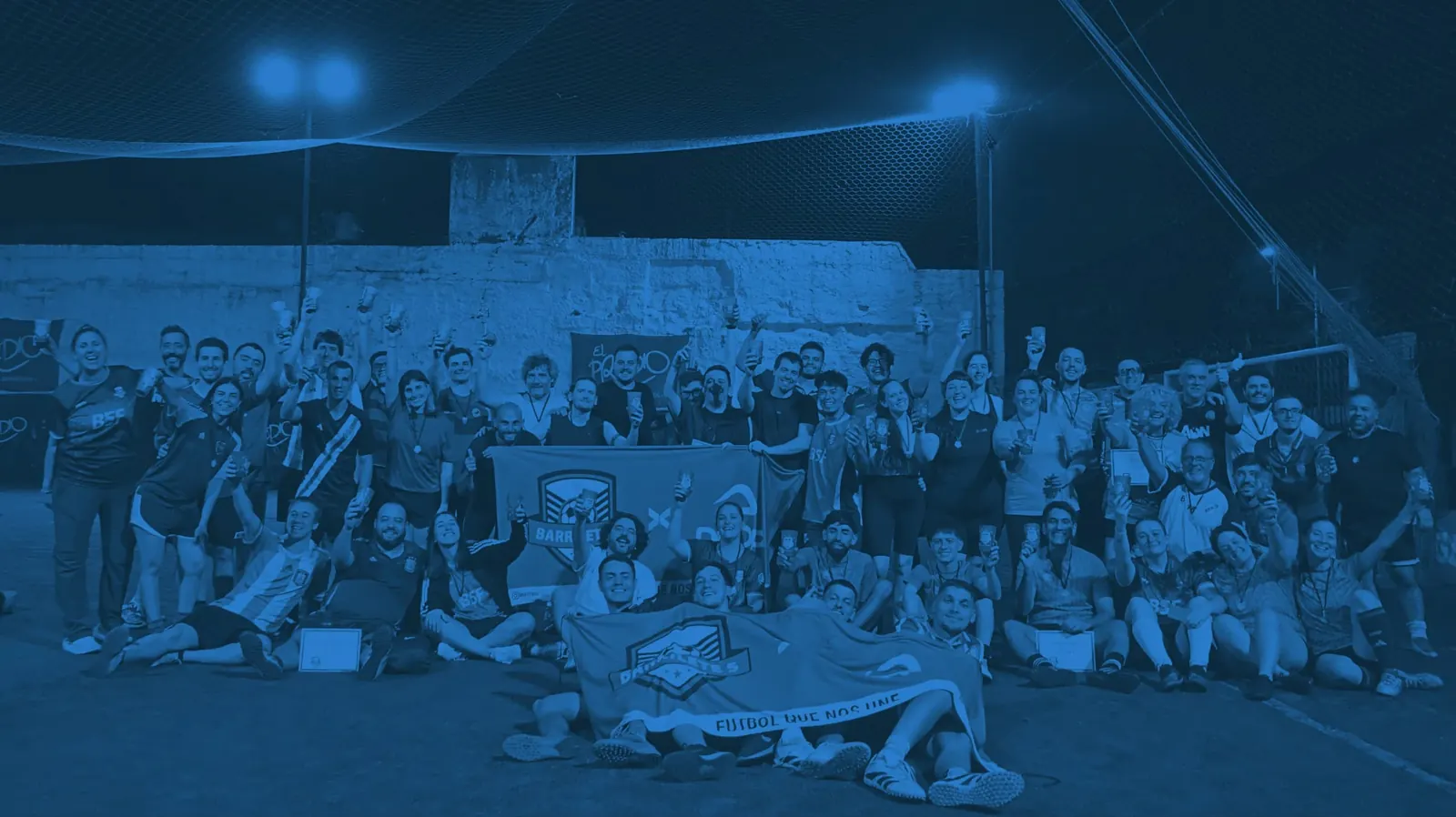 Grupo de adultos de Barrilete 5 en la cancha